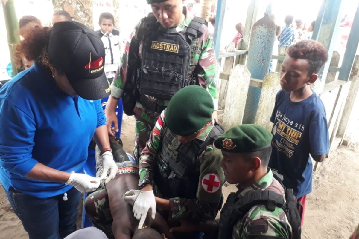 Prajurit TNI obati anak kecil terkena sabetan parang di  Kampung Anus Sarmi