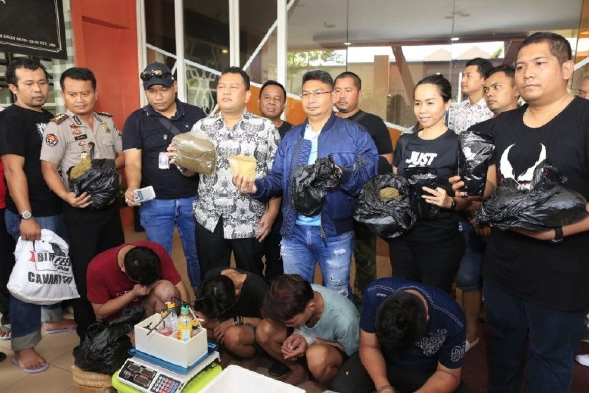 Polisi gerebek pabrik ganja sintetis di Surabaya
