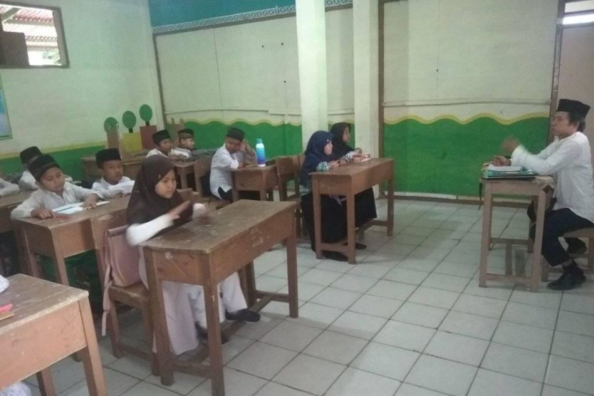 Gaji Guru Madrasah Diniyah di Lebak Rp200 ribu per bulan