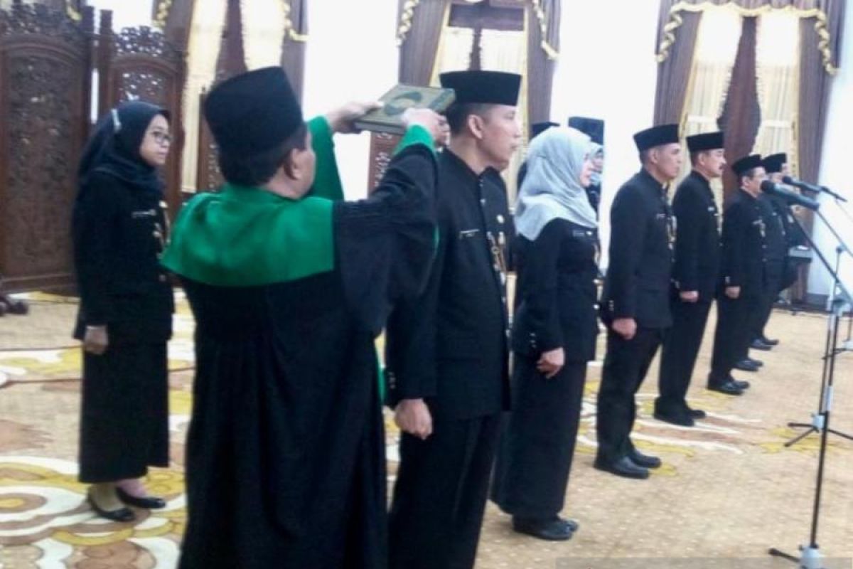 Lantik pejabat eselon II, Khofifah ingatkan ketepatan kinerja