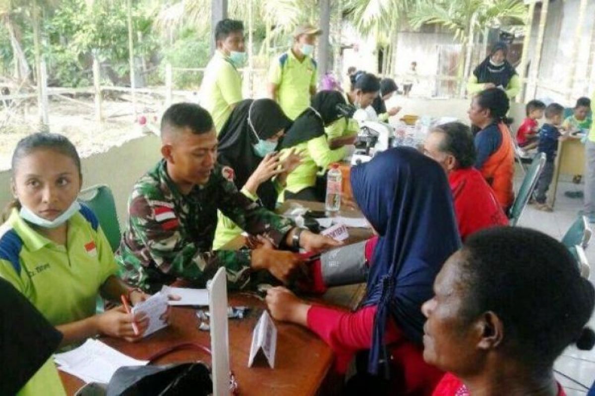 Prajurit TNI periksa kesehatan warga Suskun perbatasan RI-PNG