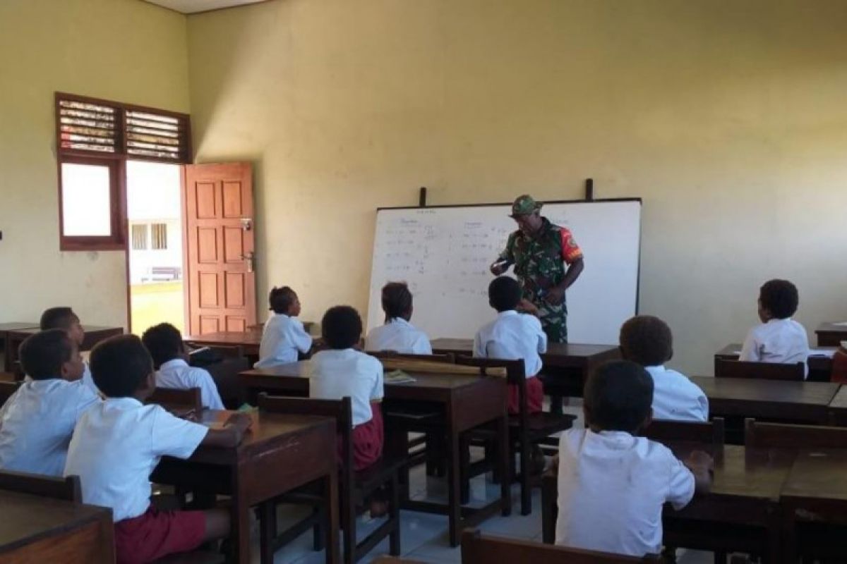 Babinsa Koramil Okaba Merauke bantu mengajar di SD Wambi