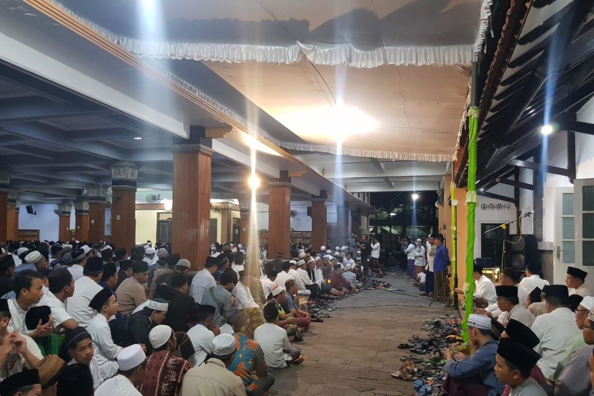 Warga dan santri hadiri peringatan tujuh hari wafatnya Gus Sholah