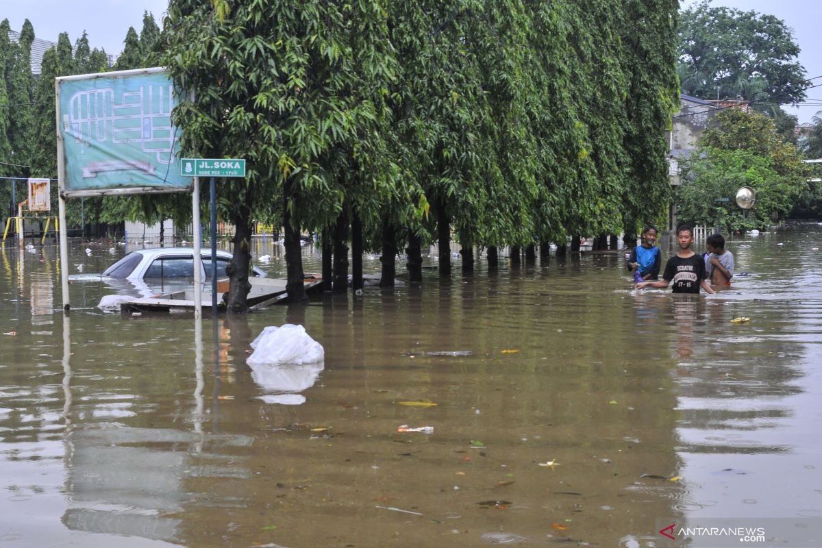 13 permukiman penduduk bantaran Kali Bekasi diimbau waspada banjir