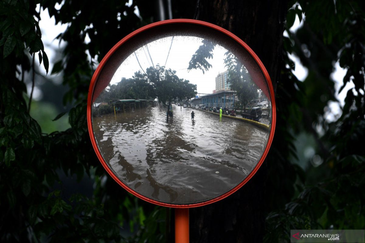 Dua rute layanan TransJakarta belum beroperasi maksimal akibat banjir