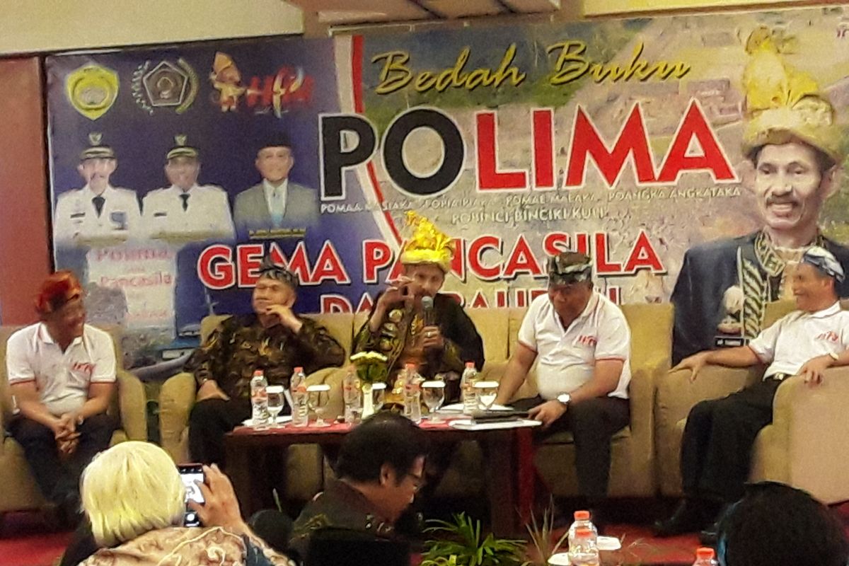 Baubau city mayor launches book in National Press Day's anniversary in Banjarmasin
