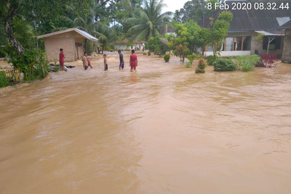 Banjir Ranah Batahan Pasaman Barat berangsur surut