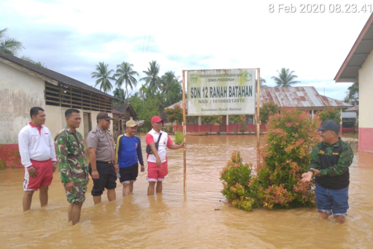 3 sekolah di Ranah Batahan Pasaman Barat diliburkan karena banjir
