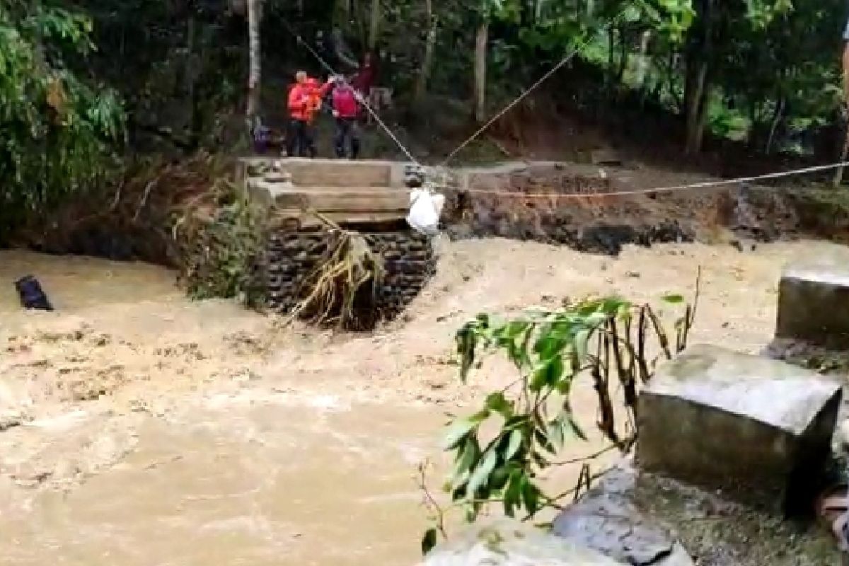 Jembatan putus, Pemkab salurkan bantuan makanan secara darurat