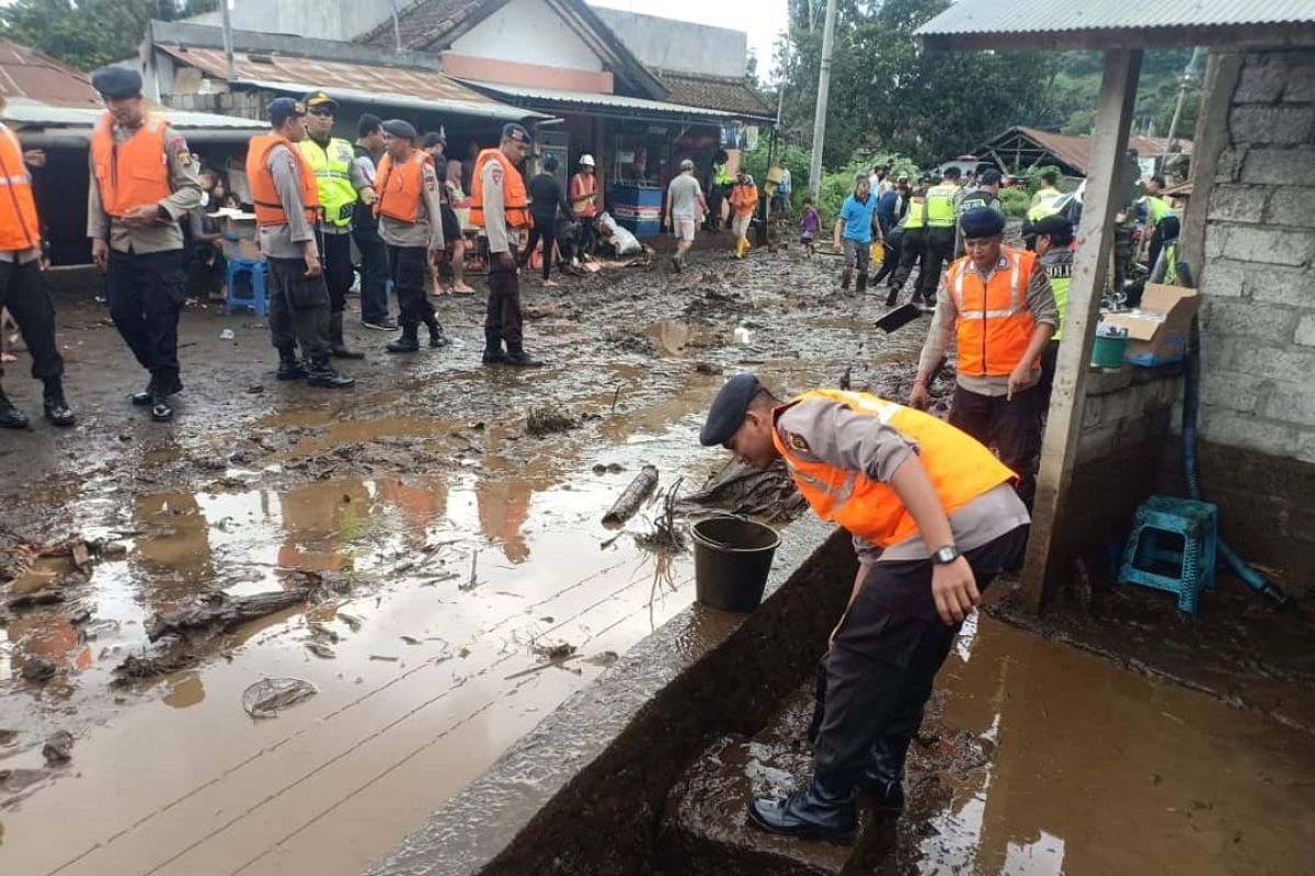 Brimob bersihkan lumpur pasca banjir di Bangli Bali