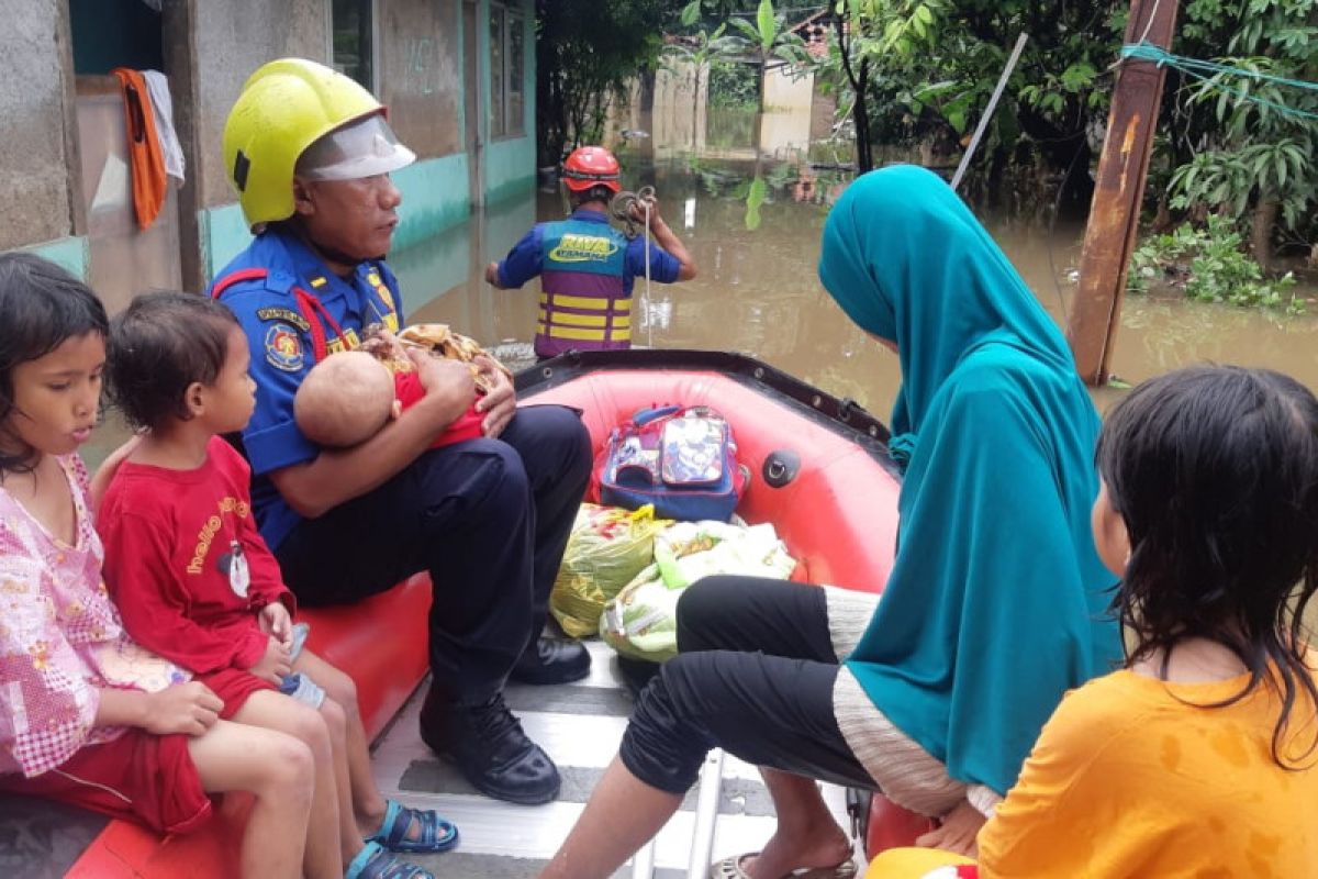 Puluhan warga korban banjir di Jakarta Timur dievakuasi Tim Damkar