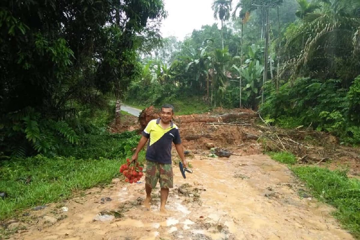 Banjir dan longsor tutup jalan penghubung desa di Dharmasraya
