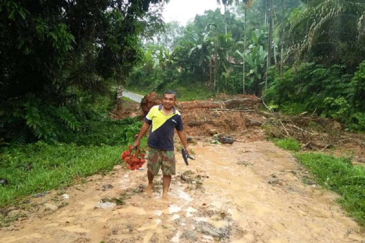 Banjir dan longsor tutup jalan penghubung desa di Dharmasraya