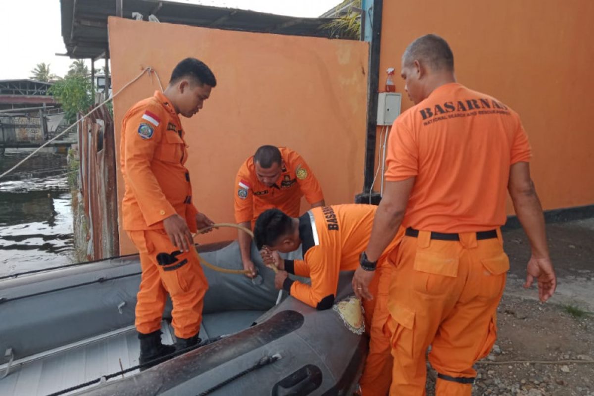 Satu warga tenggelam saat mandi di Pantai Holtekam