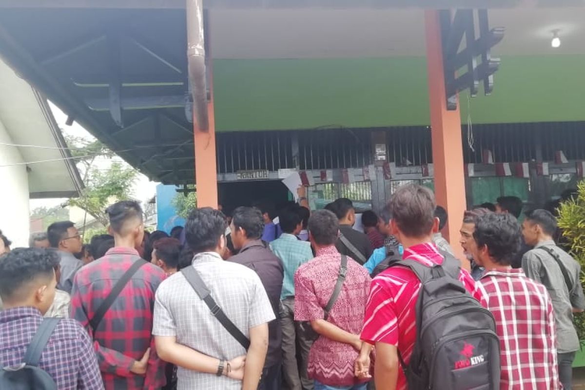 Ratusan pencari kerja mengadu nasib di PT STIM Tayan