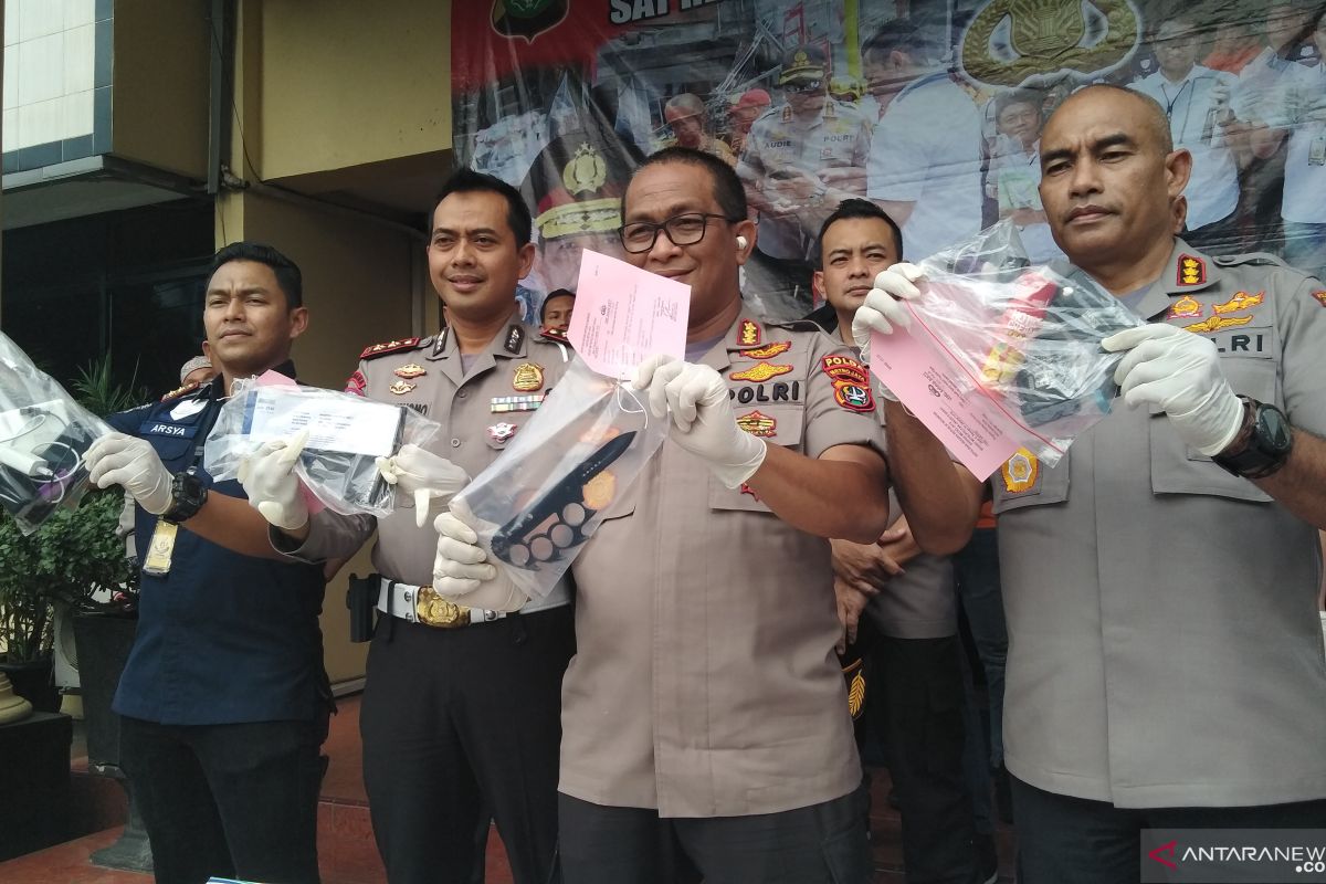 Bawa pisau dan tesser, pengemudi pelawan polisi terancam 10 tahun