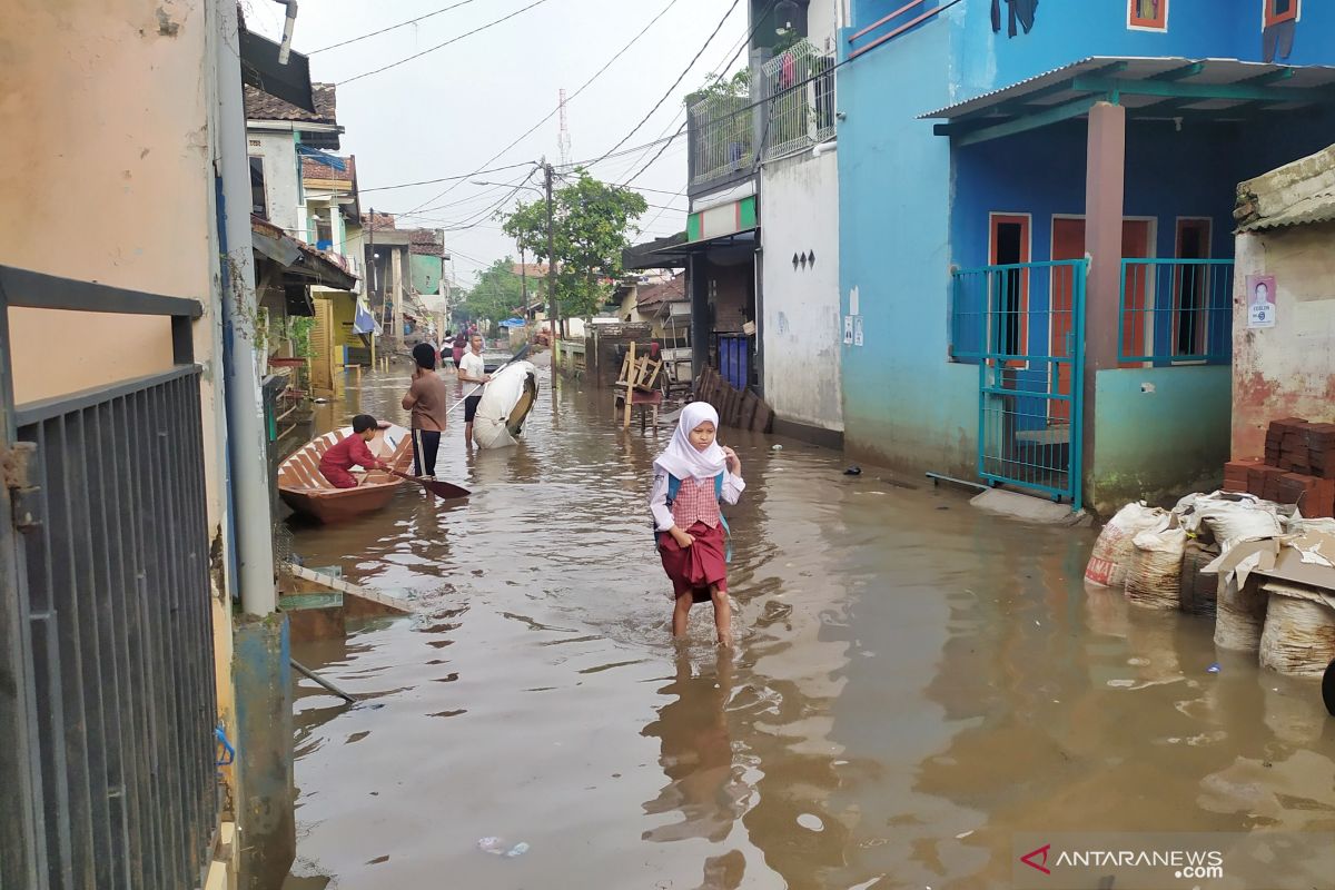 Banjir-longsor menerjang Kabupaten Bandung, tanggul jebol