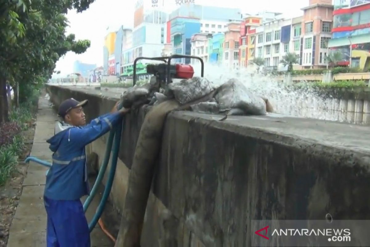 Tiga pompa portabel sedot genangan air di Jalan Gunung Sahari Jakarta