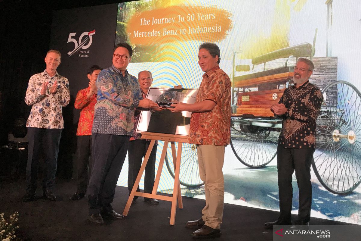 Mercedes-Benz Indonesia serahkan replika mobil pertama ke Museum Nasional