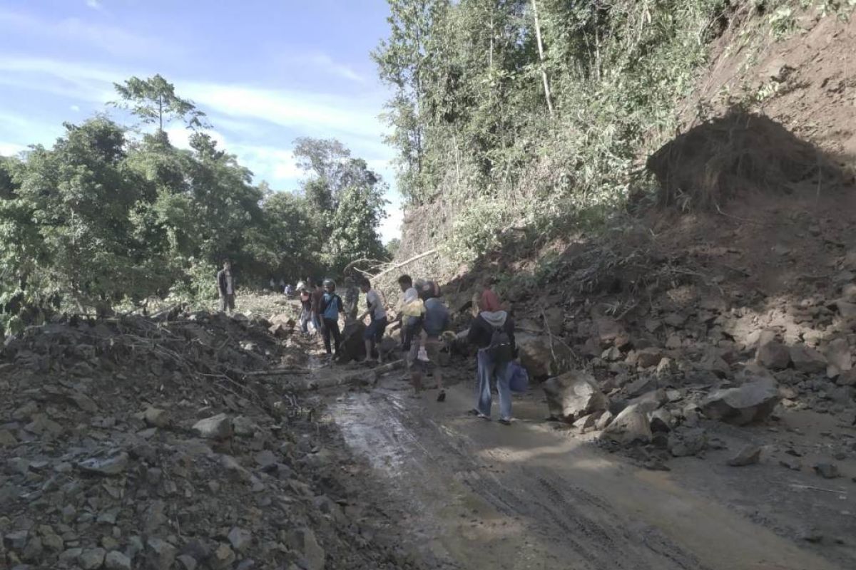 Longsor di Mamosalato, Babinsa dan warga singkirkan timbunan tanah