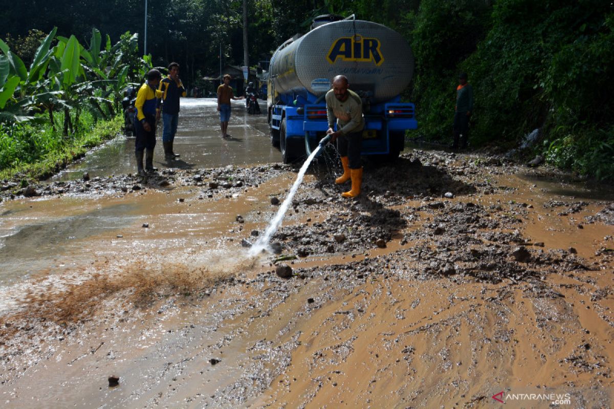 Lumpur material longsor mulai dibersihkan dari jalan Pacet-Trawas