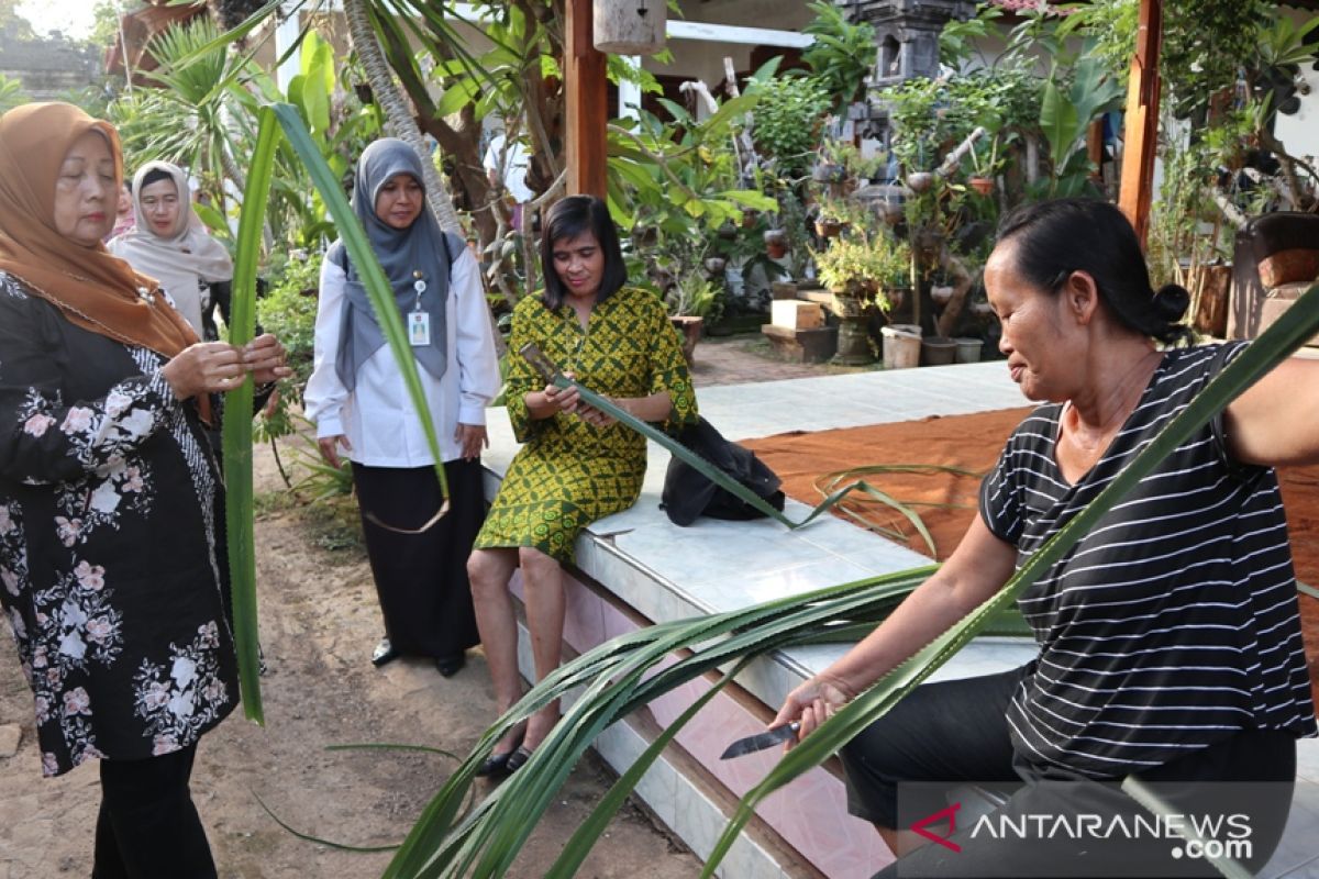 Dekranasda Belitung Timur dorong warga kembangkan produk kerajinan anyaman bambu