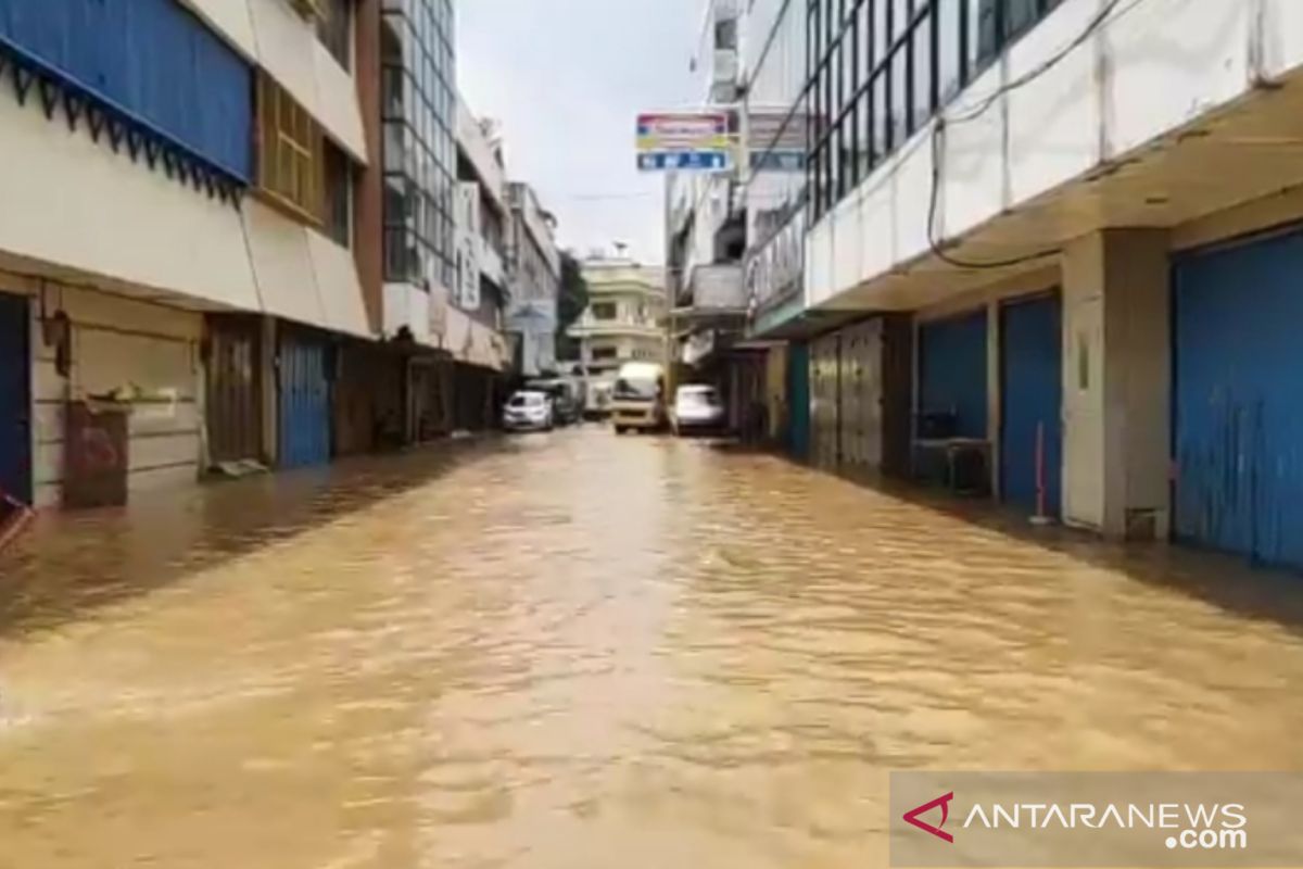 Aktivitas perdagangan di jalan Jatinegara Barat lumpuh akibat banjir