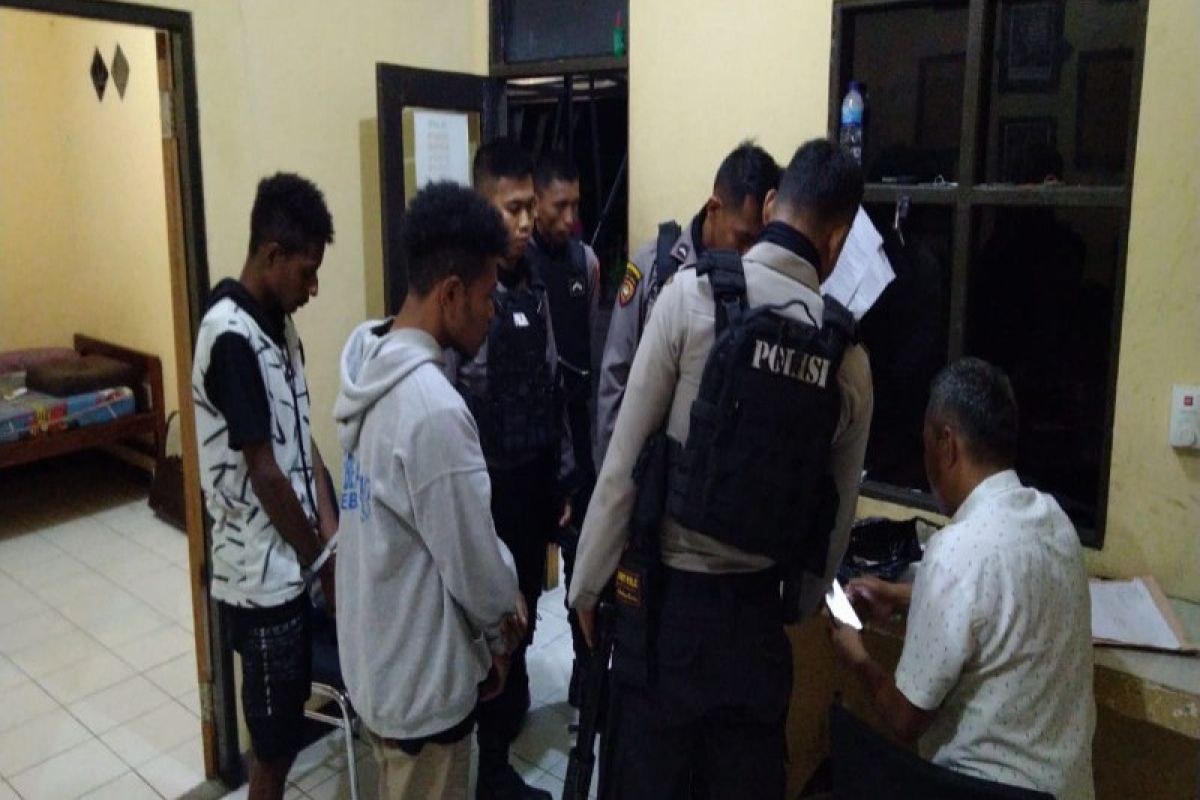 Dit Samapta Polda Papua amankan dua pengguna ganja di Tanah Hitam Jayapura