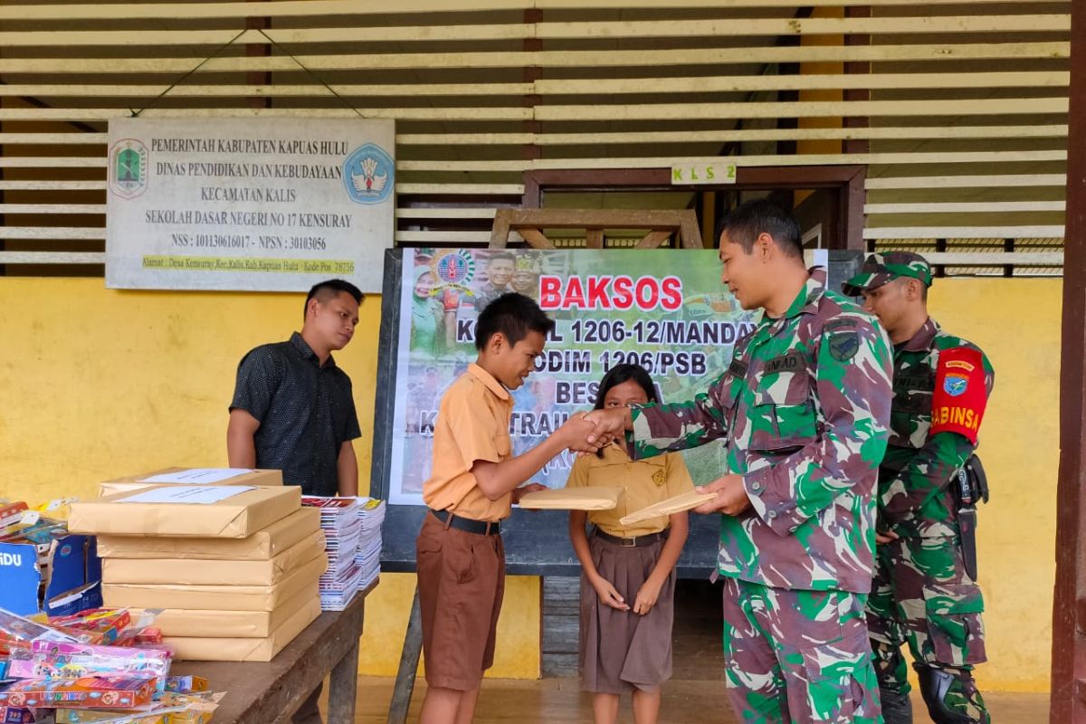 Komunitas trail bagikan alat tulis untuk pelajar di pedalaman Kalbar