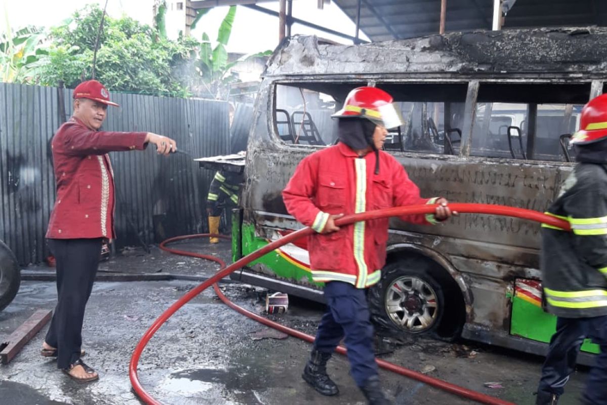 Empat unit mobil hangus terbakar saat perbaikikan mobil