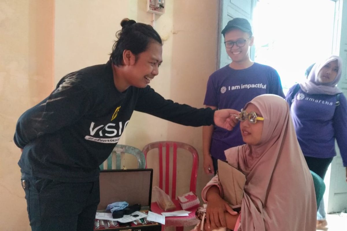 Amartha bagikan 200 kacamata gratis bagi warga Kuranji Padang