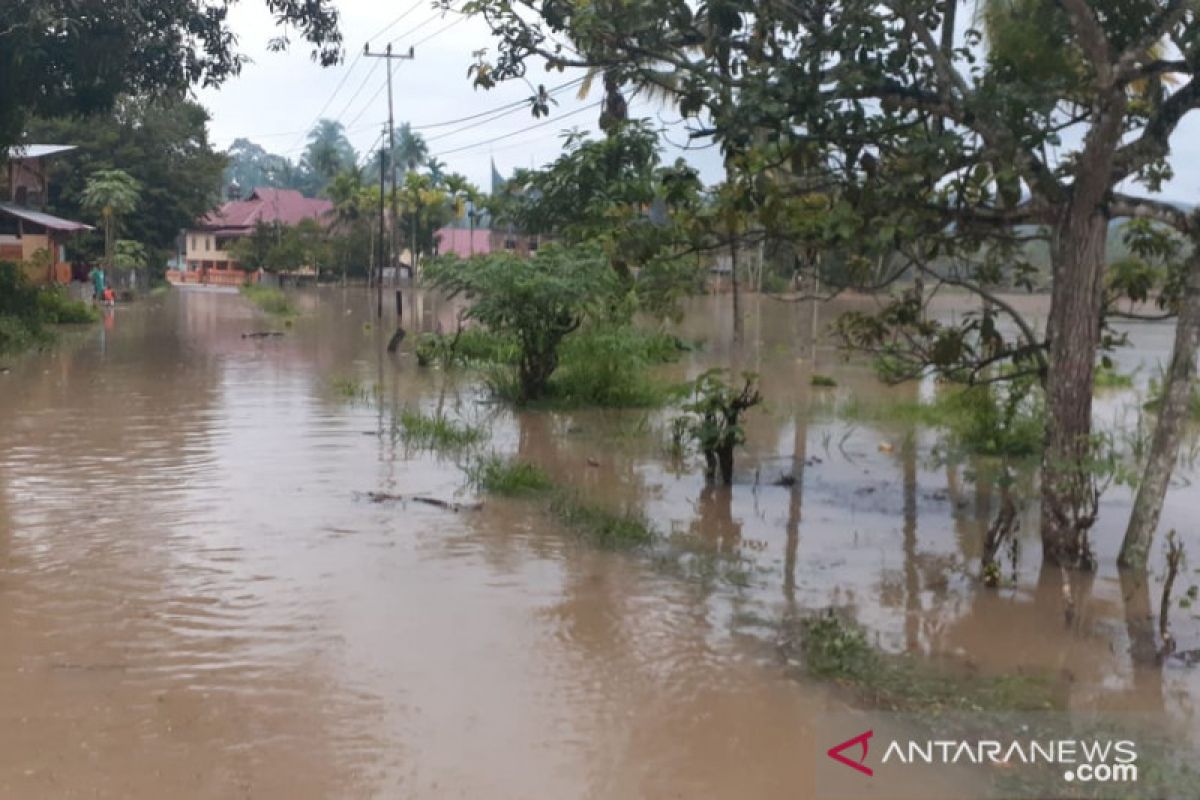 Walau mulai surut, masyarakat Muaro Paneh khawatir banjir datang lagi