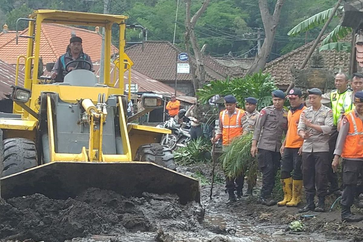 BPBD Bali gotong royong buka akses jalan akibat banjir bandang Songan