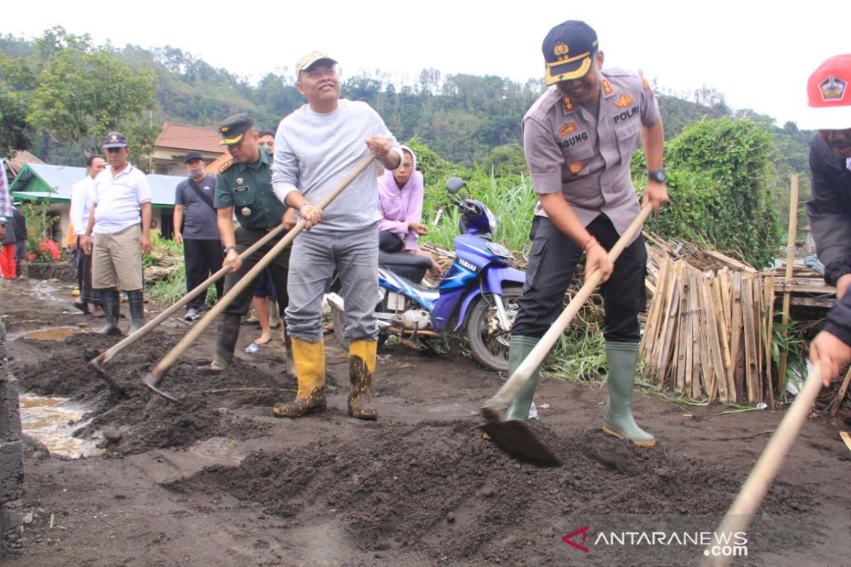 Bupati-Kapolres-Dandim Bangli bersihkan lumpur di Desa Songan