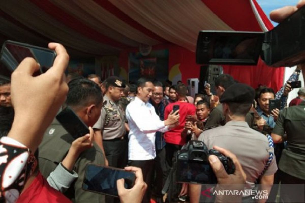 Presiden Joko Widodo jadi buruan kalangan jurnalis se-Indonesia untuk swafoto