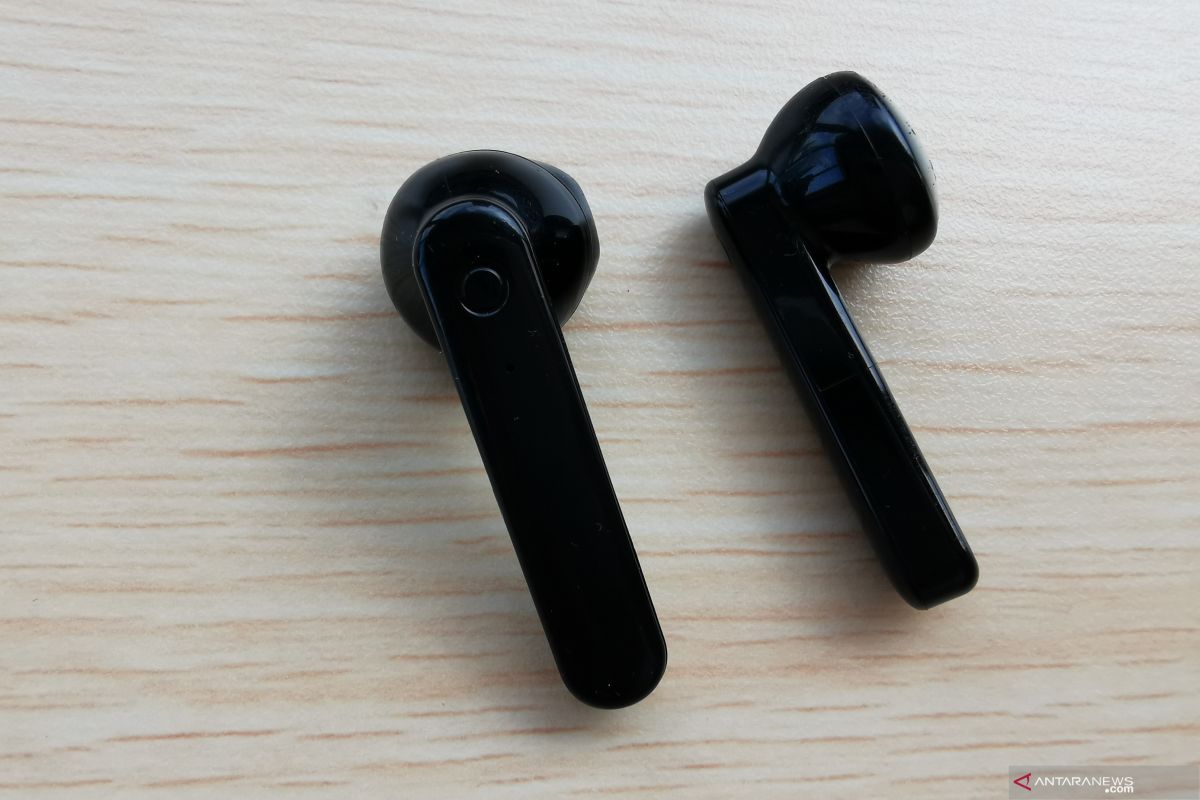 Mana lebih aman untuk telinga, TWS atau earphone kabel?