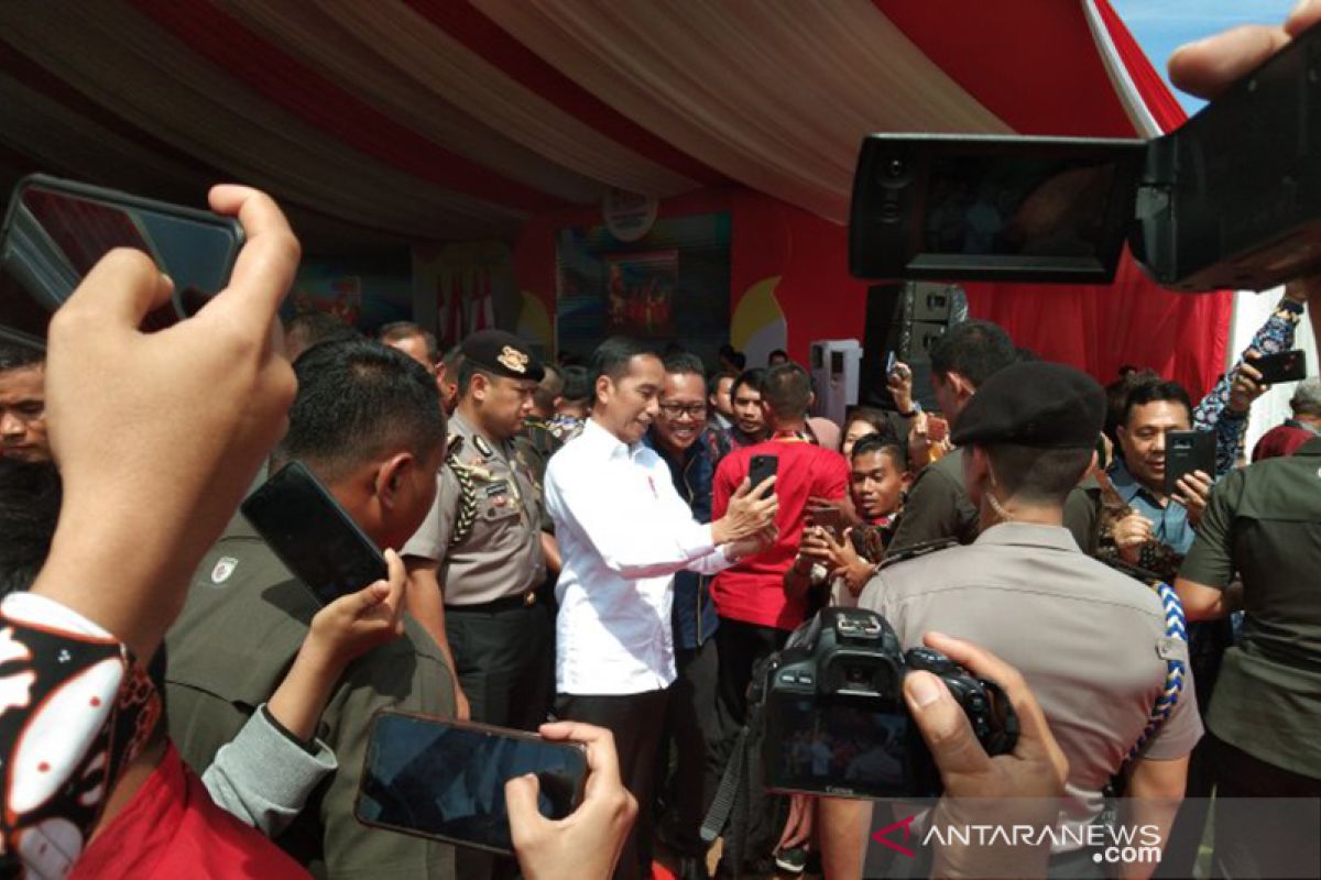 Jokowi jadi buruan jurnalis untuk swafoto