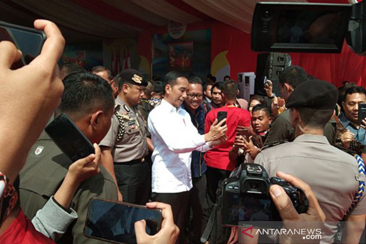 Presiden Jokowi jadi buruan swafoto jurnalis