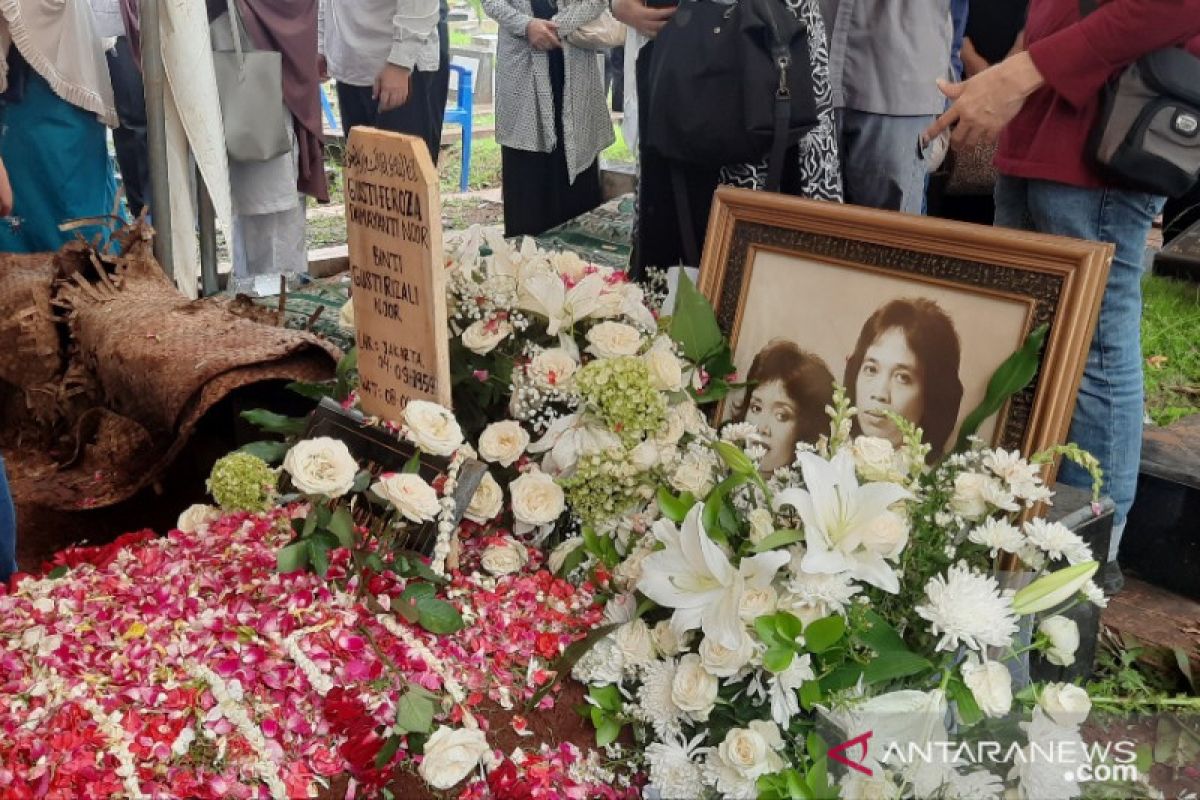 Jenazah Damayanti Noor dikebumikan satu liang lahat dengan Chrisye