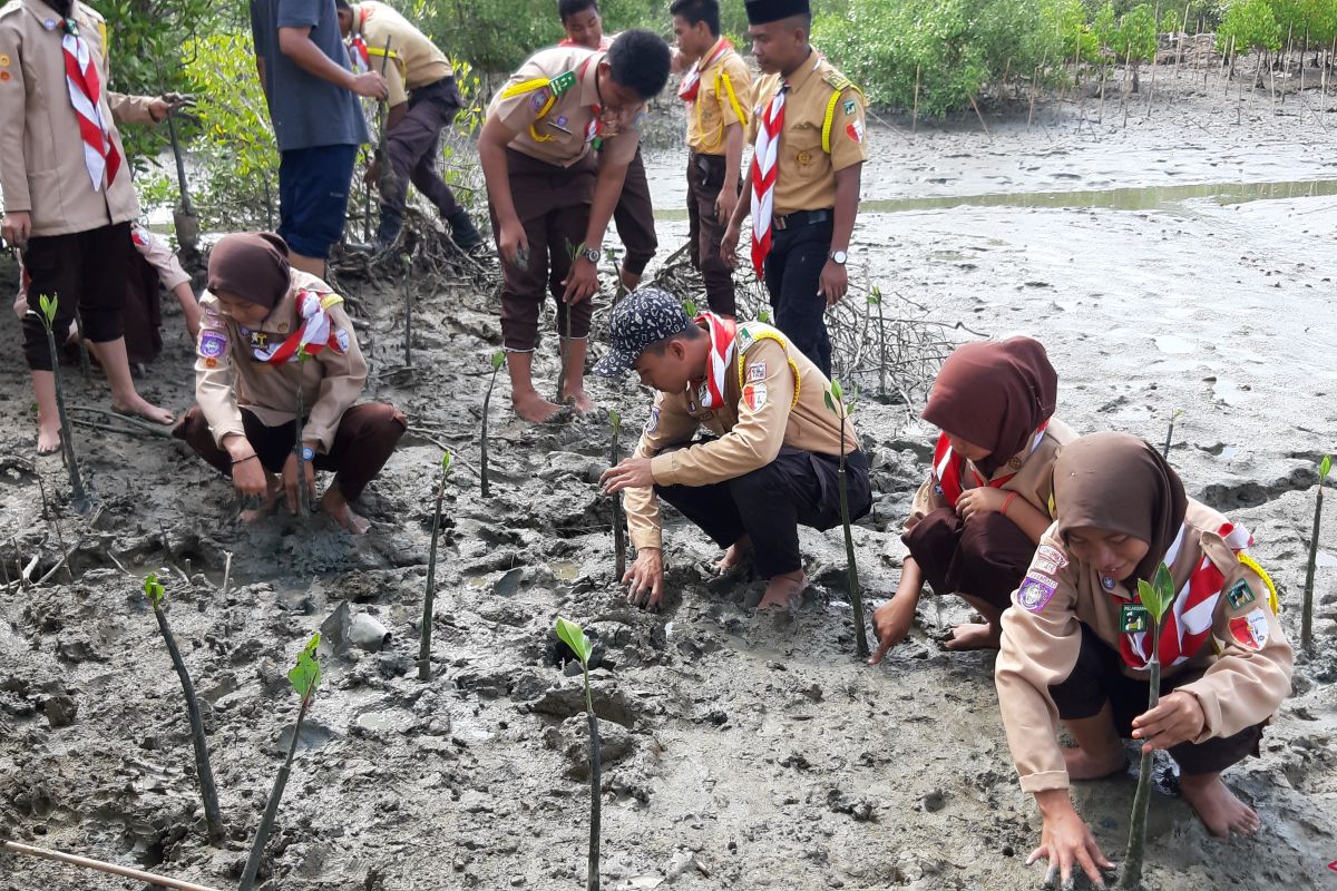 Biodiversitas Gorontalo tanam mangrove di Cagar Alam Tanjung Panjang