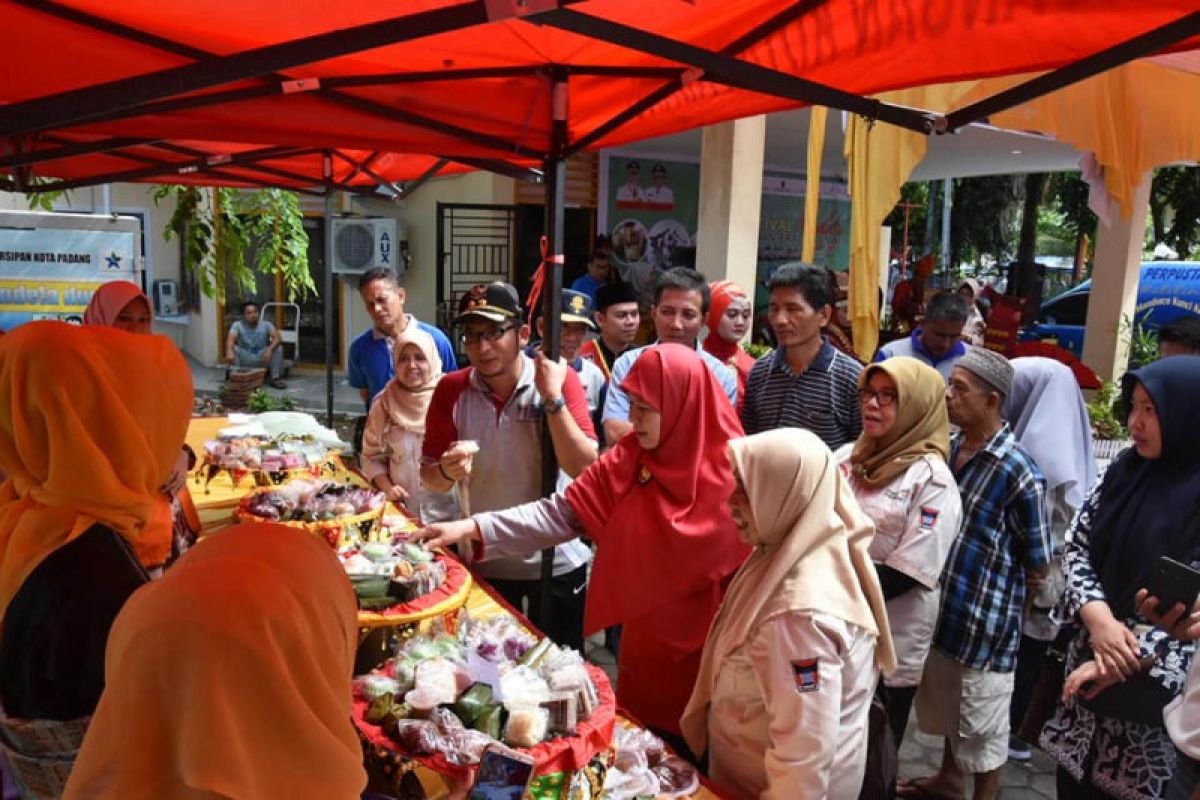 Beragam jajanan tempo dulu hadir di Festival Jajanan Tradisional Padang