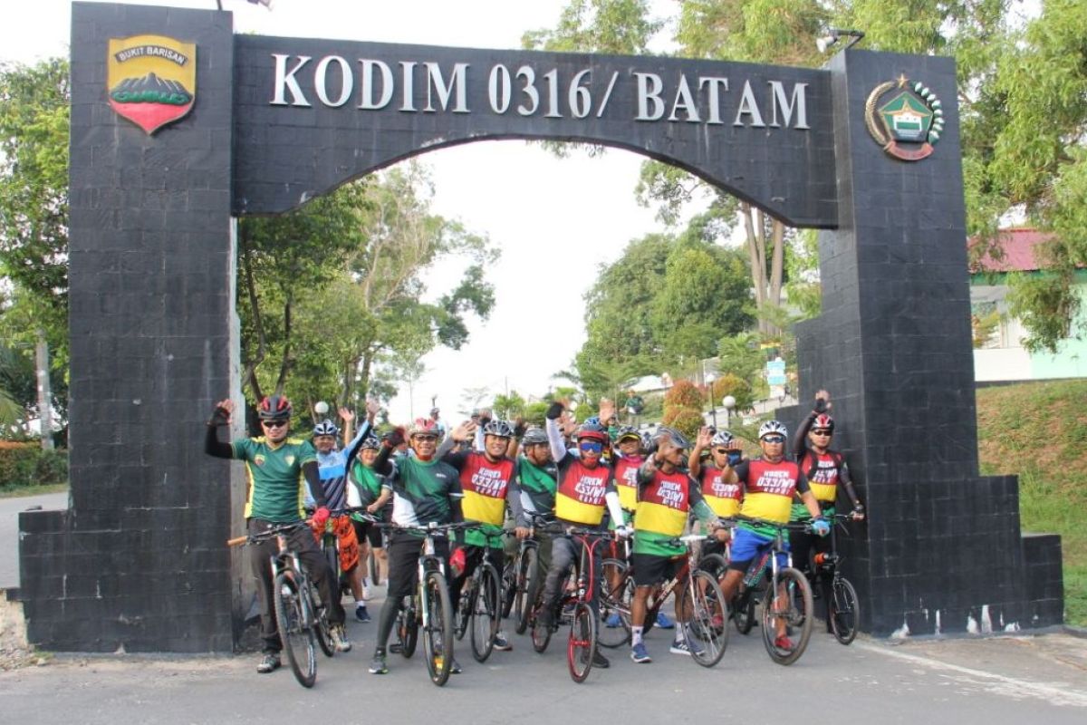 Danrem 033/WP Gowes bersama prajurit di Batam