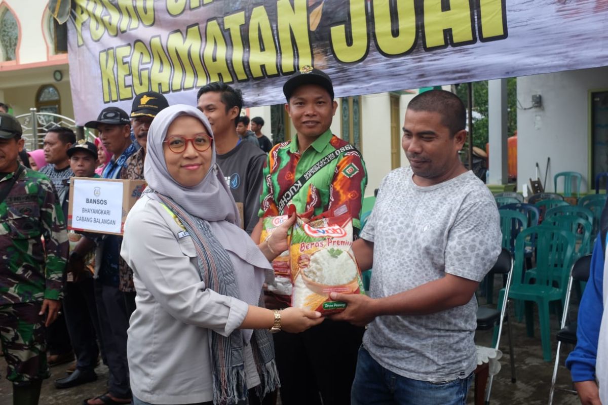 Pemda dan Adaro bantu korban banjir