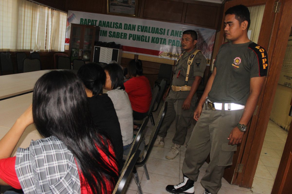 Satpol PP Padang "amankan" enam wanita pemandu karaoke