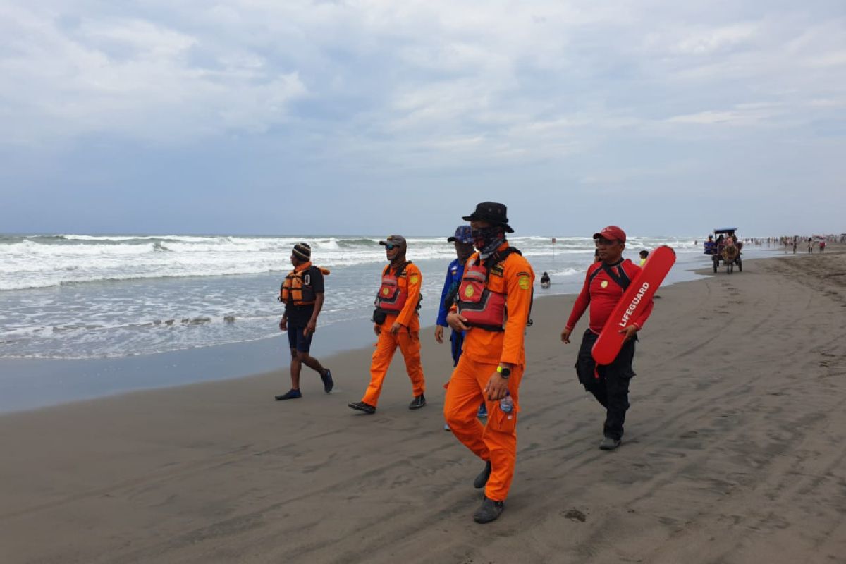 Korban terseret ombak di Pantai Parangtritis belum ditemukan