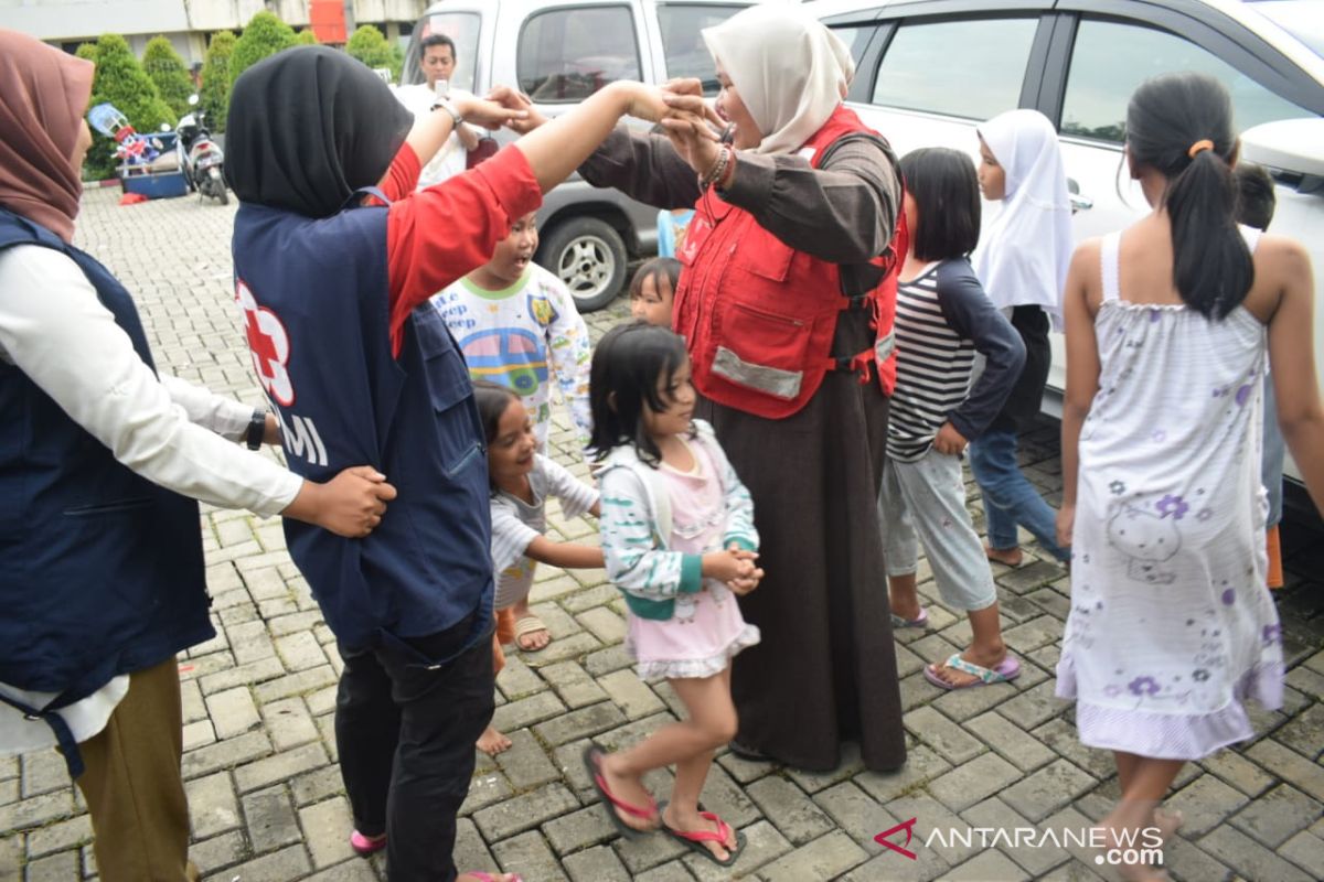 Relawan PMI Tangerang hibur anak korban banjir untuk hilangkan trauma