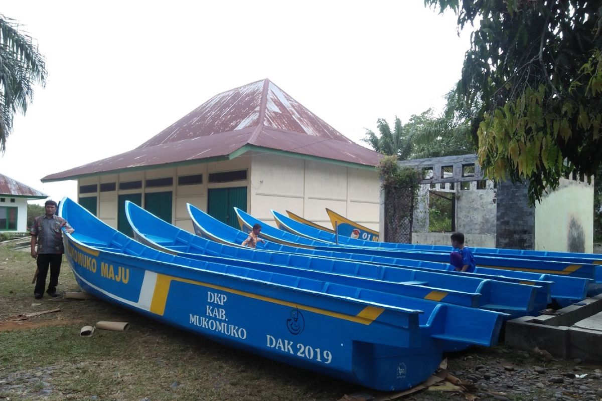 Bantuan perahu nelayan di Mukomuko