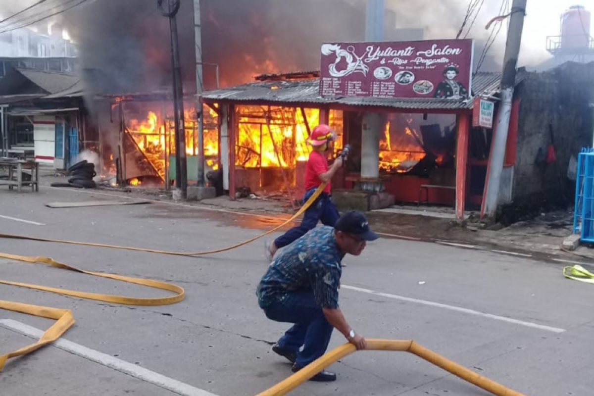 Sebuah rumah di Bambu Apus terbakar akibat arus pendek listrik