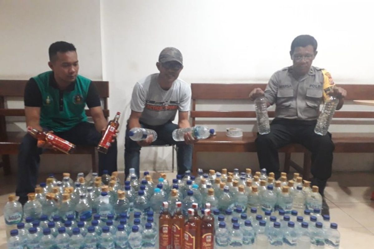 Polsek Pelabuhan Jayapura sita 157 botol miras asal Bitung