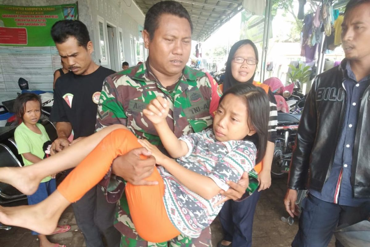 Anggota TNI evakuasi korban banjir di Kibin, yang terserempet motor